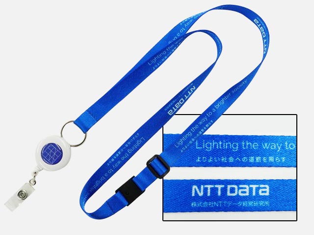 鮮やかなブルーにロゴが入ったリサイクルPETストラップの事例画像です。