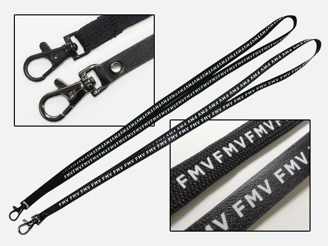 ブラック地にホワイトのロゴが入った、フェイクレザーネックストラップと袋織ネックストラップの事例画像です。
