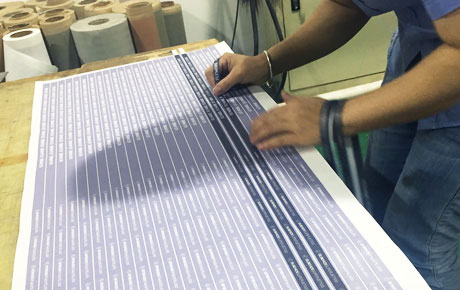 オリジナルネックストラップを作成している様子。