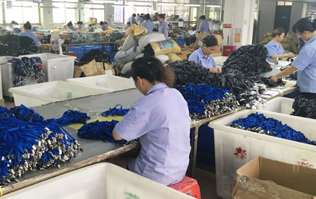 オリジナルネックストラップを生産している工場内の画像です。