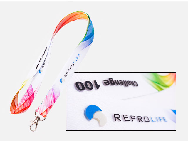 レインボーカラーのデザインが映えるフルカラーネックストラップの事例画像です。