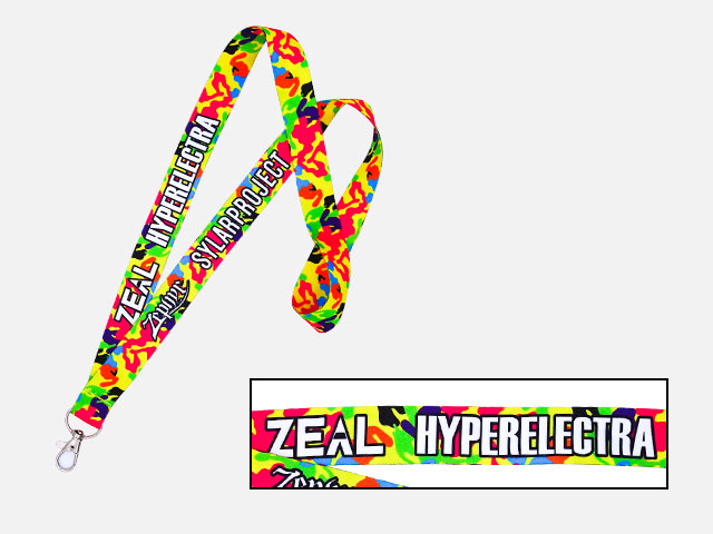 複数の色が使われた迷彩柄のフルカラーネックストラップの事例画像です。