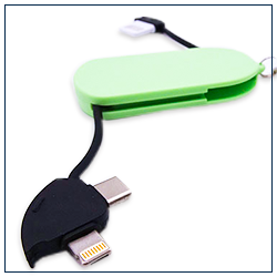                      3in1                 充電キーホルダー
         Lightning、Micro USB、Type-C          と3タイプの端子がついた充電ケ          ーブル。コードは本体に収納可能         でコンパクトに持ち運べます。